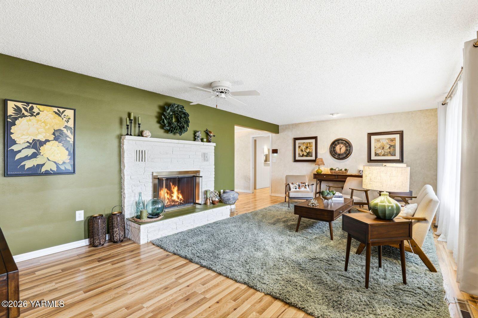 212 South 46th Avenue Yakima, WA 98908 - Photo 3 of 31 a living room with furniture and a fireplace