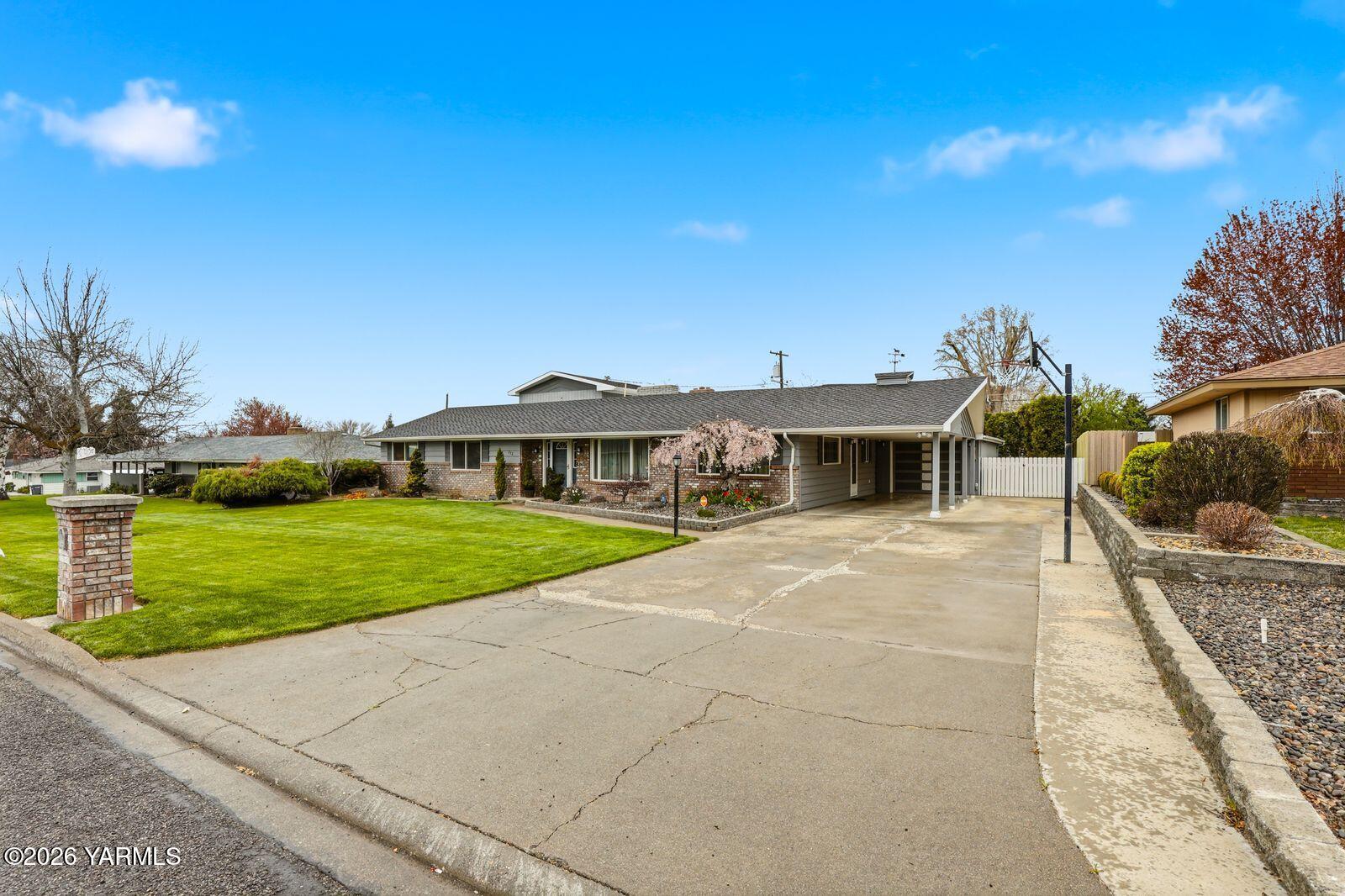212 South 46th Avenue Yakima, WA 98908 - Photo 31 of 31 a front view of a house with a yard