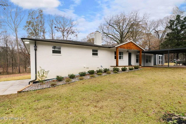 $385,000 | 25 Robertson Road South, Hernando, MS 38632