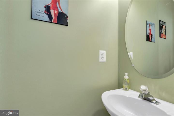 43173 Riders Square Ashburn, VA 20148 - Photo 13 of 35 Main level powder room