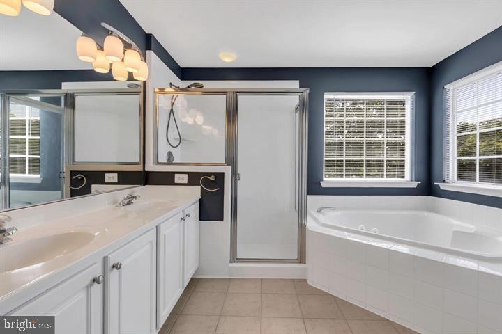 43173 Riders Square Ashburn, VA 20148 - Photo 19 of 35 Master bath with separate soaking tub and showerDo