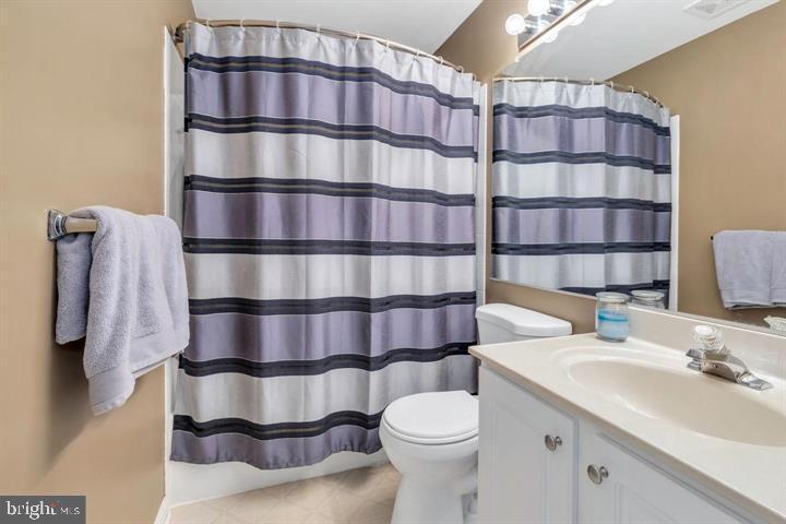 43173 Riders Square Ashburn, VA 20148 - Photo 23 of 35 Upper level hall bath
