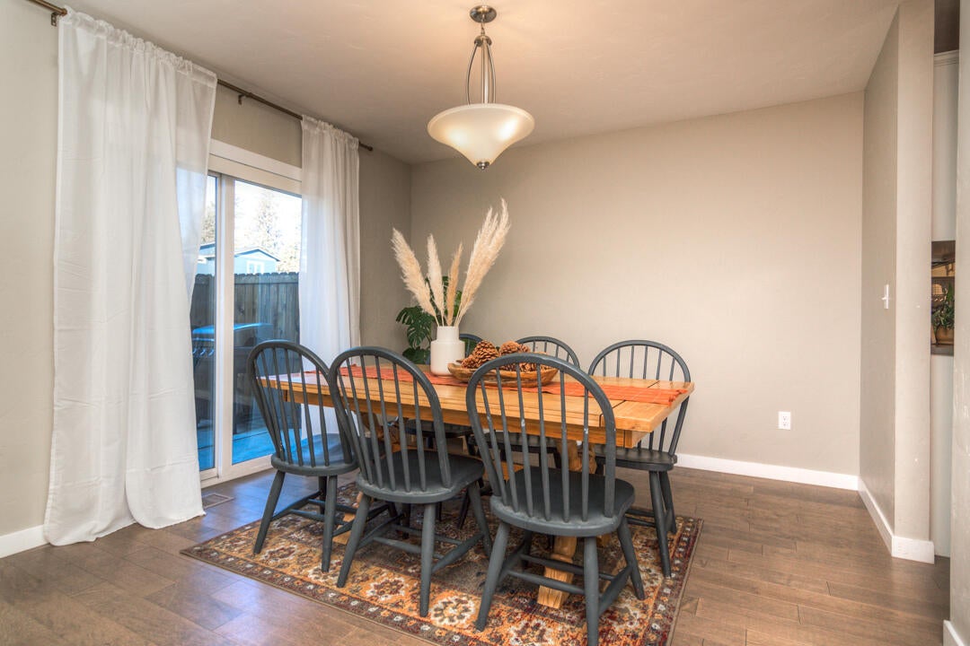 520 Southeast Reed Market Road Bend, OR 97702 - Photo 8 of 25 dining room