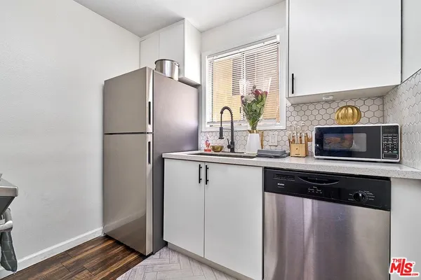 $395,000 | 7045 Woodley Avenue, Unit 110, Van Nuys, CA 91406