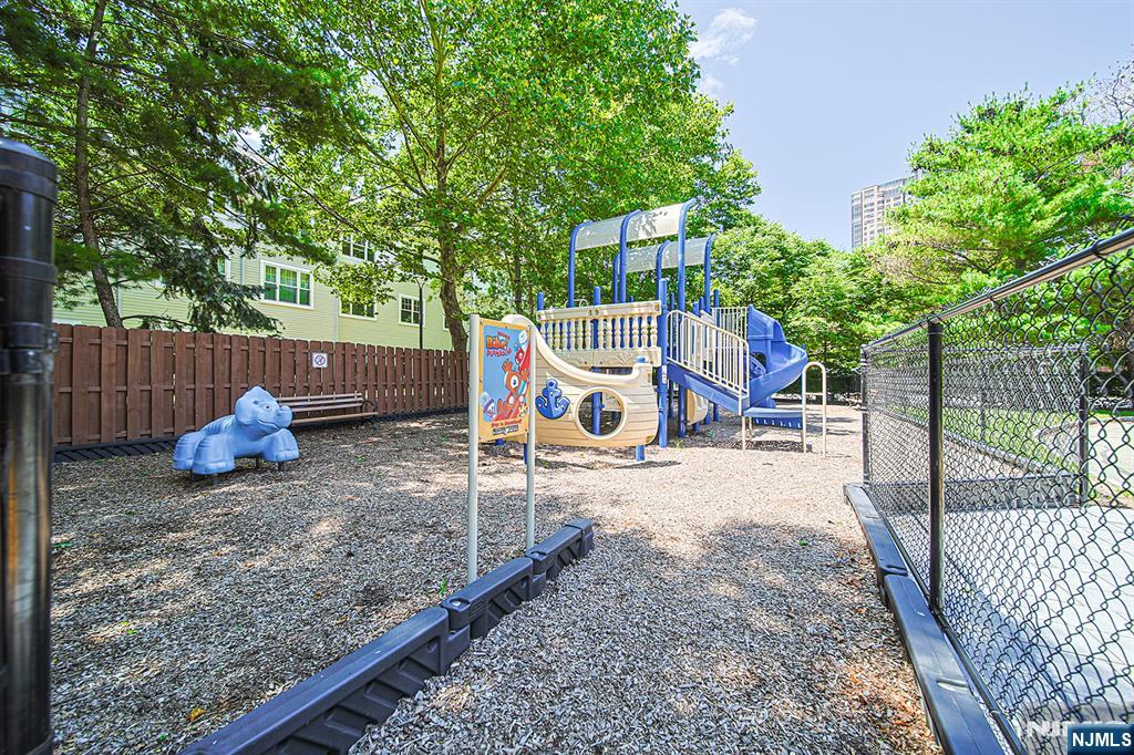 306 Smith Court, Unit R306 Edgewater, NJ 07020 - Photo 29 of 33
