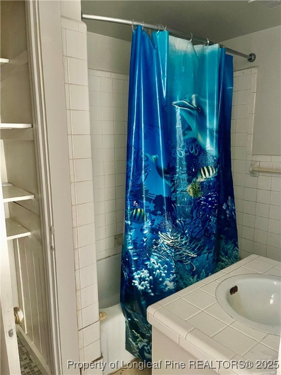 401 South Clinton Avenue, Unit B Dunn, NC 28334 - Photo 5 of 8 a bathroom with a bathtub and shower