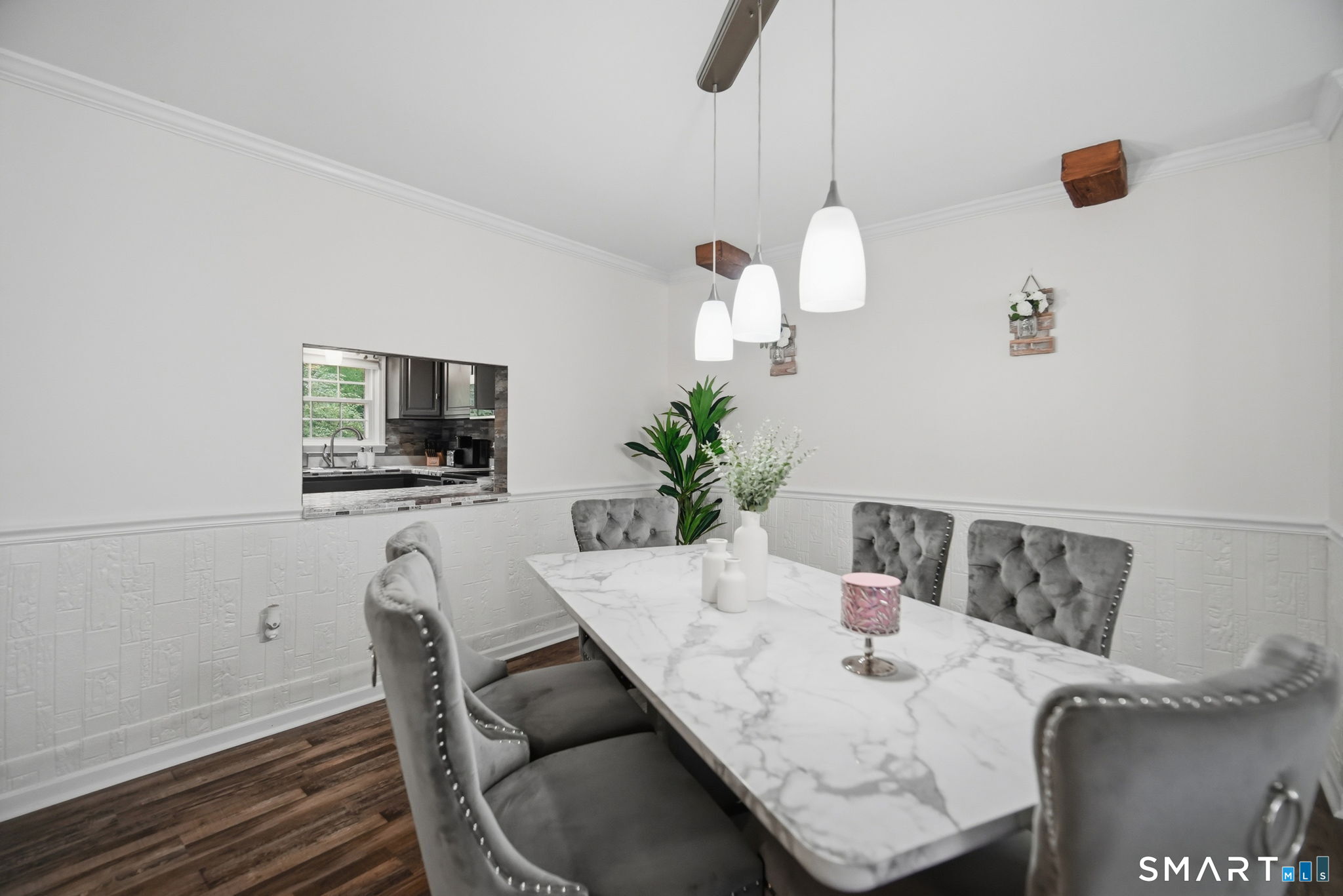350 Bristol Street, Unit C12 Waterbury, CT 06708 - Photo 15 of 40 a dining room with furniture and a flat screen tv
