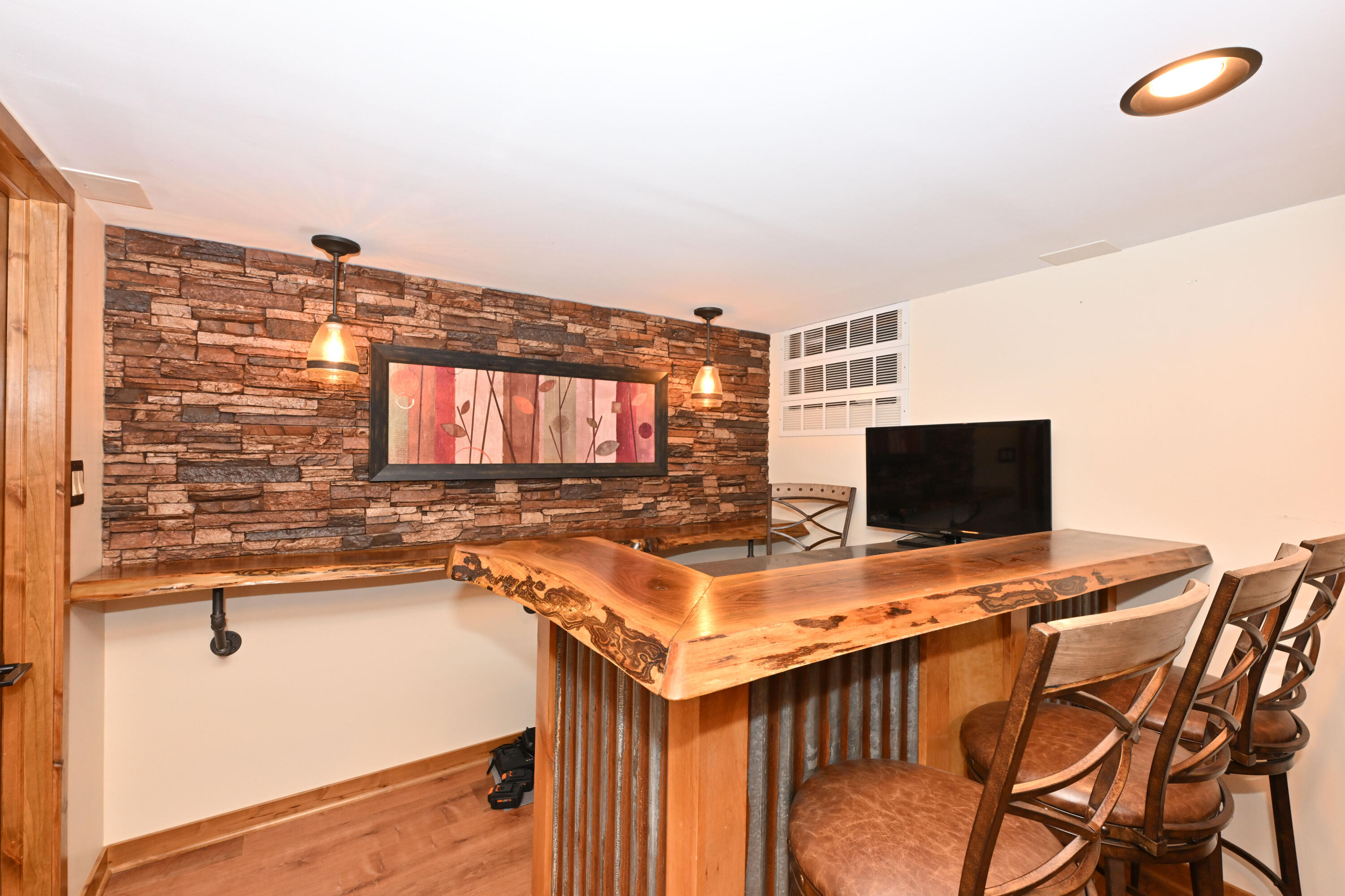 10518 West Spring Green Road Greenfield, WI 53228 - Photo 25 of 38 Photo (27)