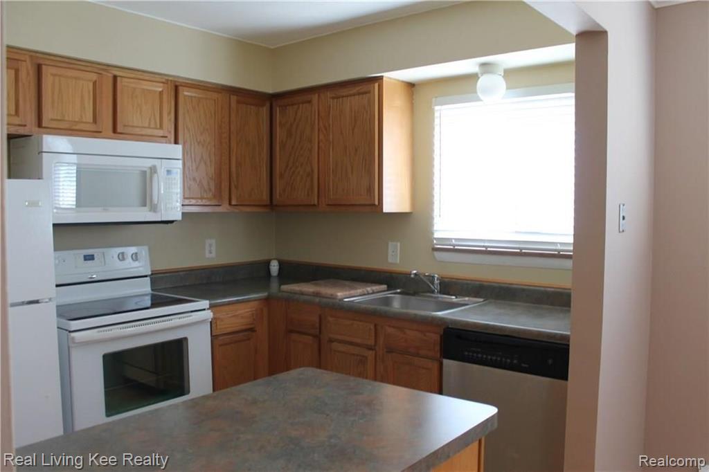 1097 Tienken Court, Unit 202 Rochester, MI 48306 - Photo 3 of 17