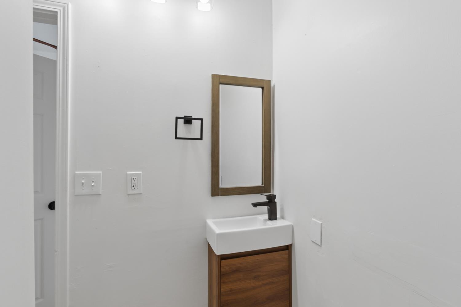 225 Creekside Way Winters, CA 95694 - Photo 35 of 56 a bathroom with a sink and a mirror