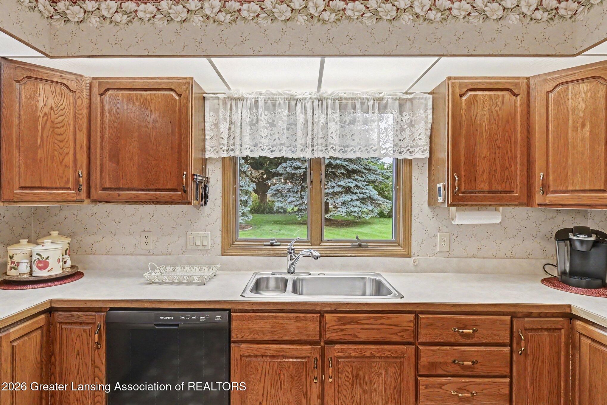 2380 Barnsbury Road East Lansing, MI 48823 - Photo 9 of 30 010_file_8014