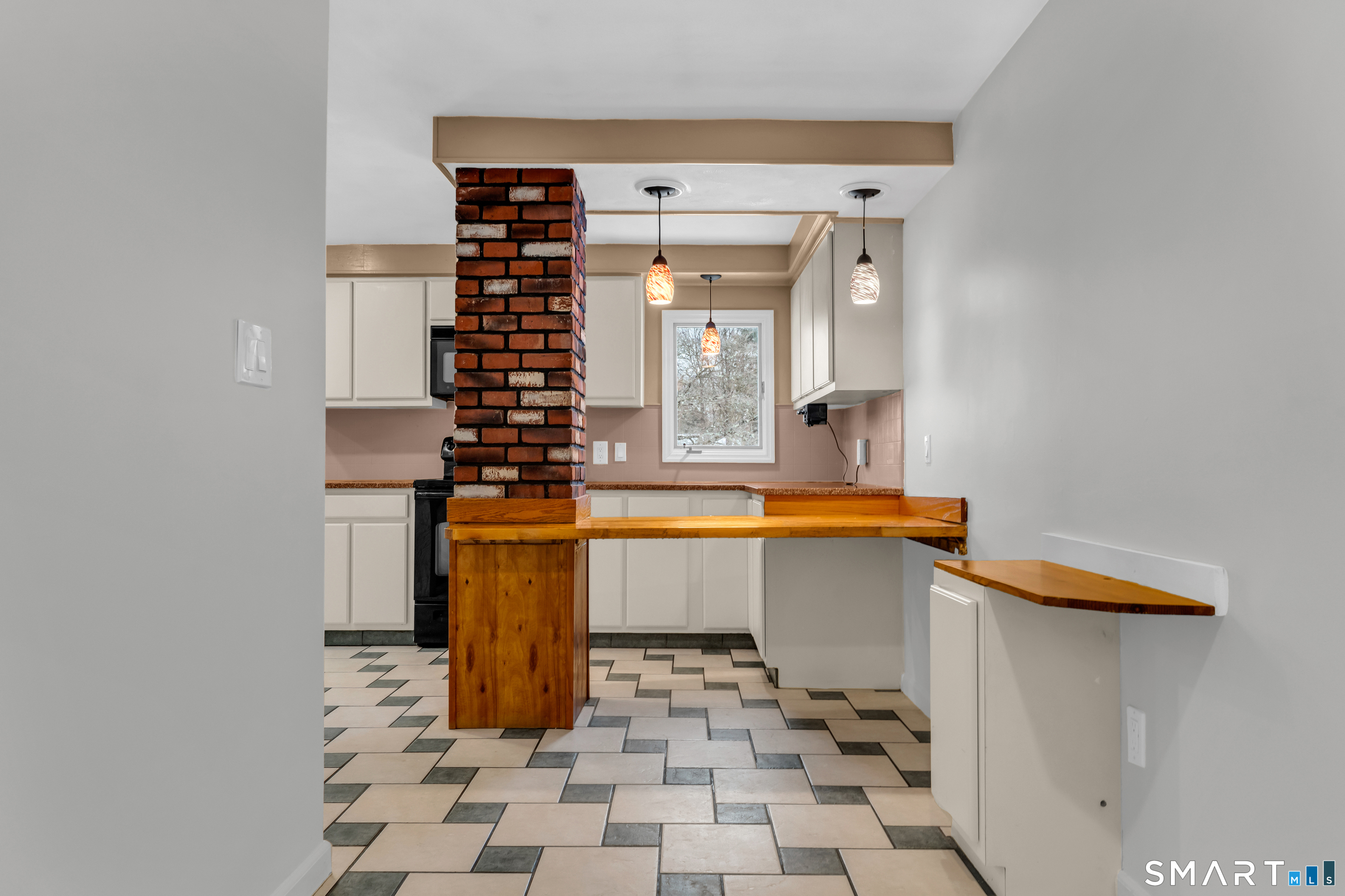 204 Parker Farms Road Wallingford, CT 06492 - Photo 14 of 39 a room with a table and chairs