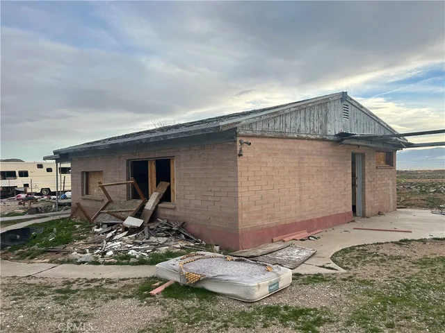 a view of a house with backyard