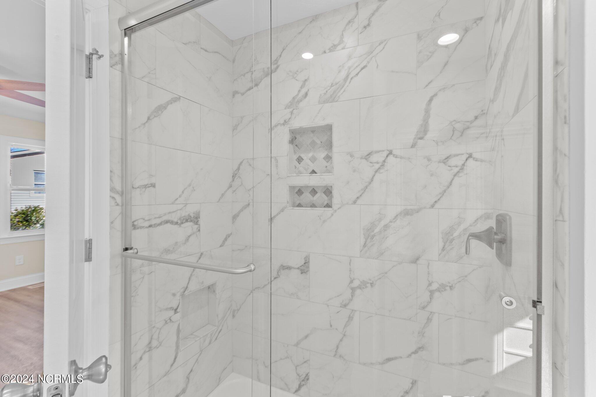 202 North 1st Avenue New Bern, NC 28560 - Photo 15 of 27 Master Bath