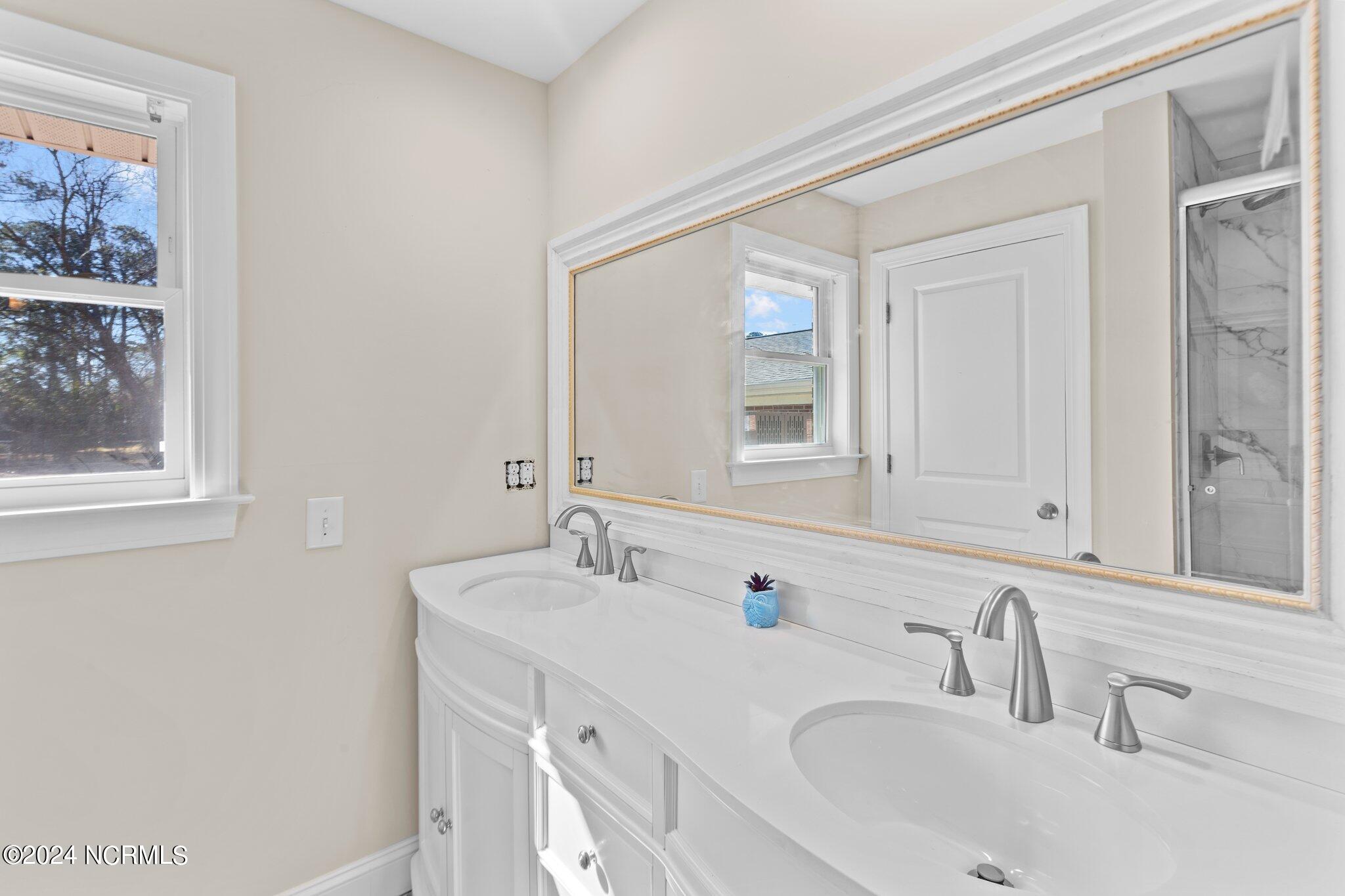 202 North 1st Avenue New Bern, NC 28560 - Photo 16 of 27 Master Bath