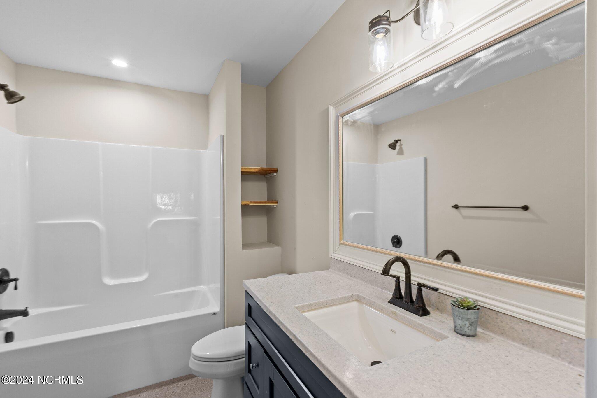 202 North 1st Avenue New Bern, NC 28560 - Photo 17 of 27 Guest Bath