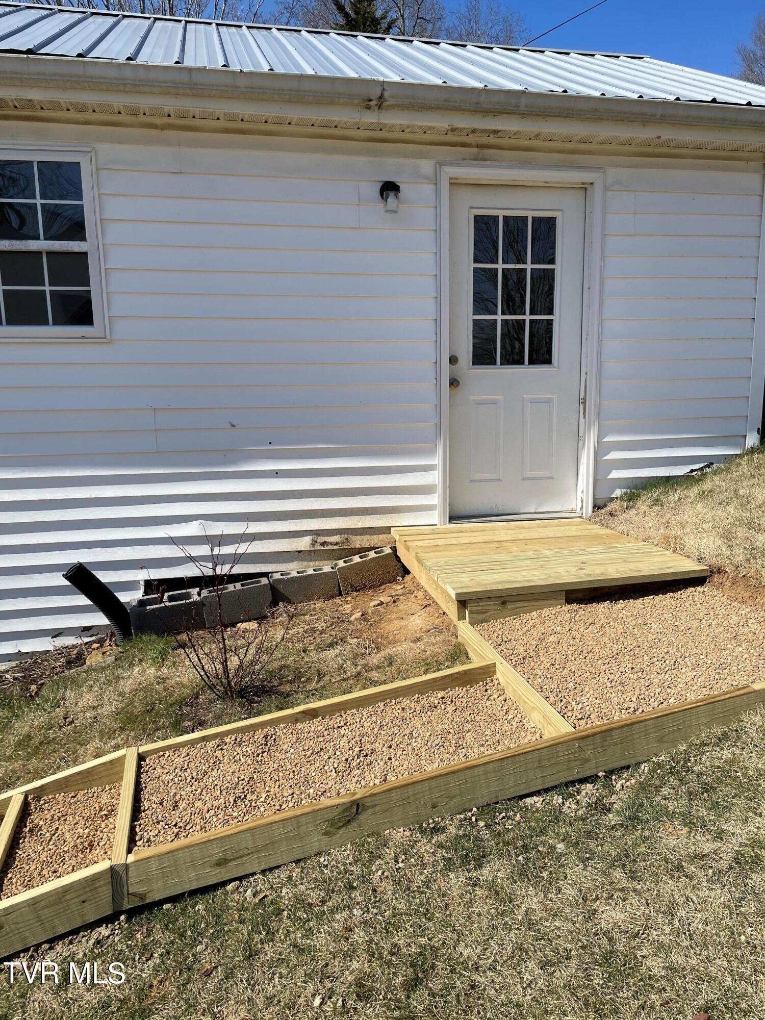 1234 Bulldog Road Trade, TN 37691 - Photo 41 of 47 apartment stoop