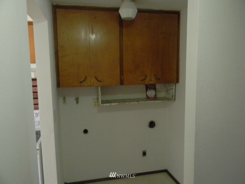 513 Roe Street Steilacoom, WA 98388 - Photo 13 of 14 a bathroom with a sink