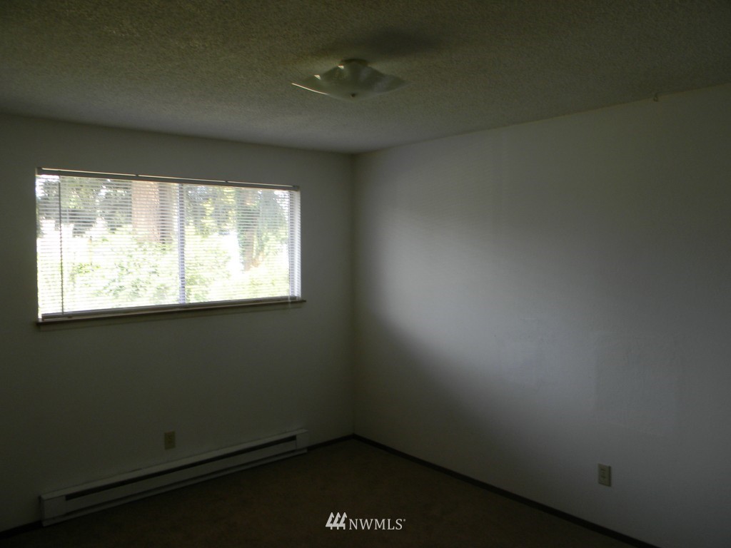 513 Roe Street Steilacoom, WA 98388 - Photo 9 of 14 an empty room with a window