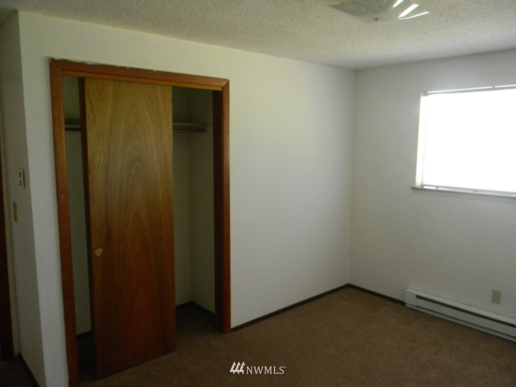 513 Roe Street Steilacoom, WA 98388 - Photo 10 of 14 an empty room with a window