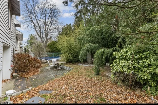 a bench is sitting in the middle of a yard