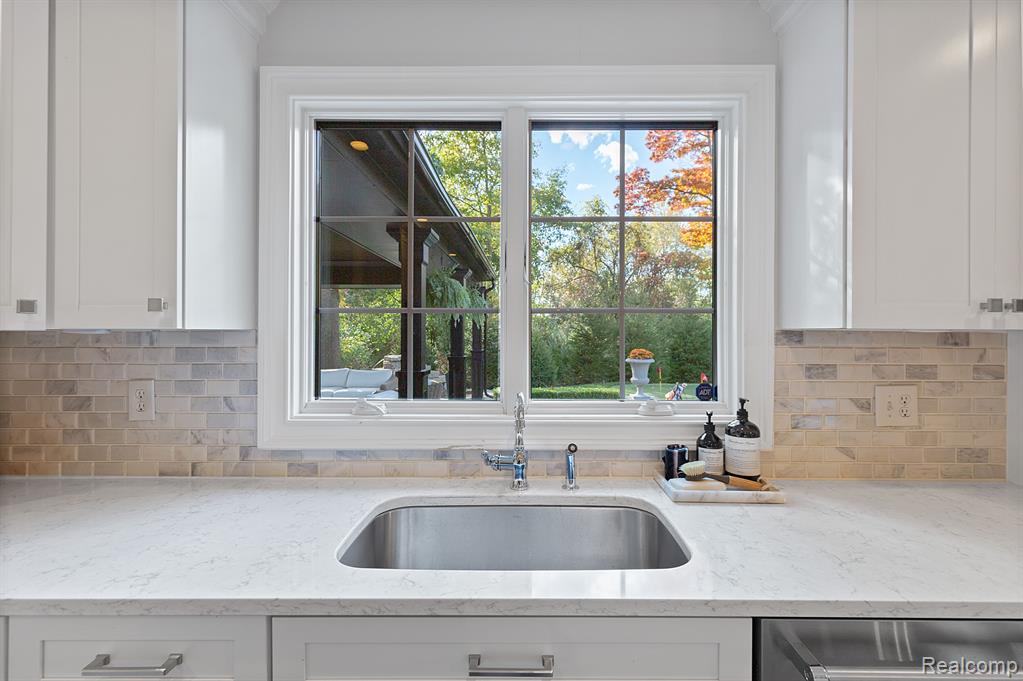 2599 Munster Road Rochester Hills, MI 48309 - Photo 8 of 58