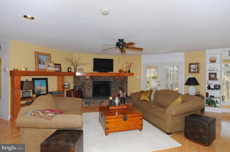 4350 Linthicum Road Dayton, MD 21036 - Photo 6 of 17 Living Room