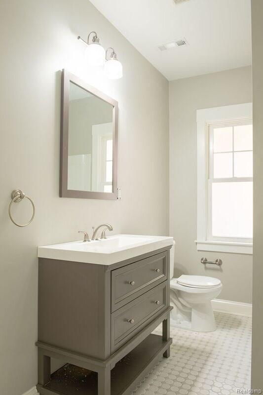 2225 Lothrop Detroit, MI 48206 - Photo 13 of 26 13.jpg