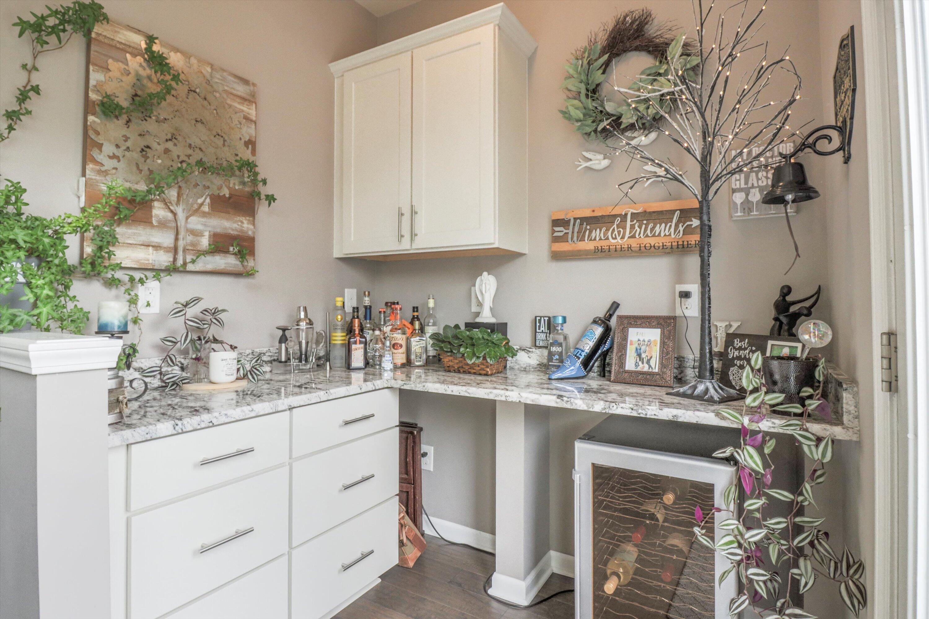 2605 Helmsdale Circle Rochester, MI 48307 - Photo 12 of 37 Bar/Coffee Nook