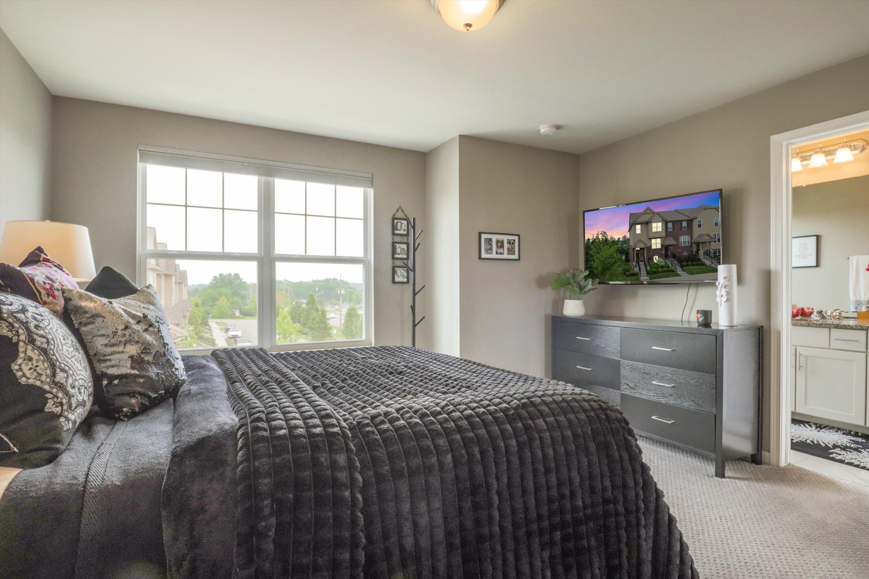 2605 Helmsdale Circle Rochester, MI 48307 - Photo 24 of 37 Upper Bedroom