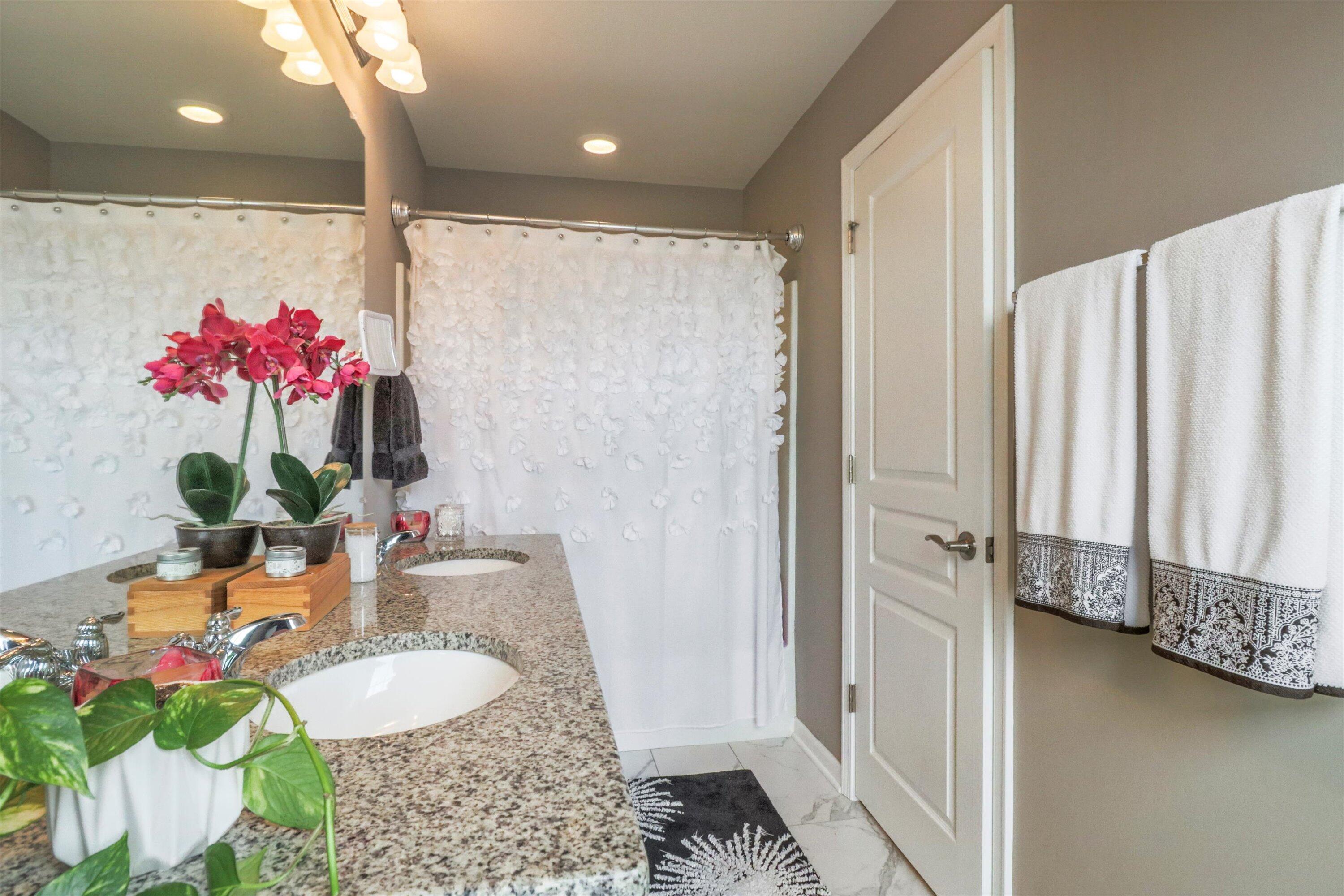 2605 Helmsdale Circle Rochester, MI 48307 - Photo 27 of 37 Upper Bathroom