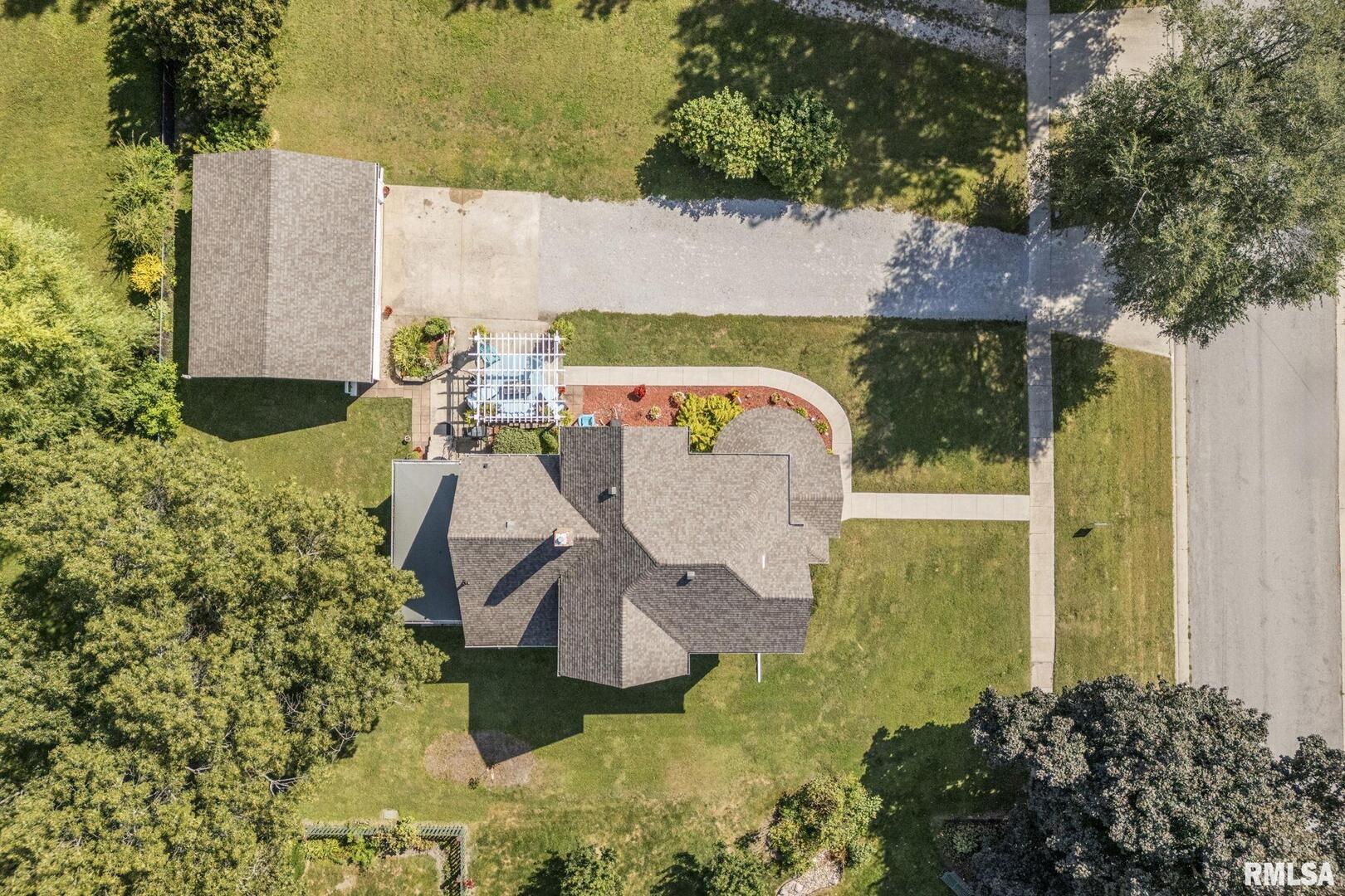 109 West 6th Street Wilton, IA 52778 - Photo 35 of 40 an aerial view of a house with swimming pool and garden view