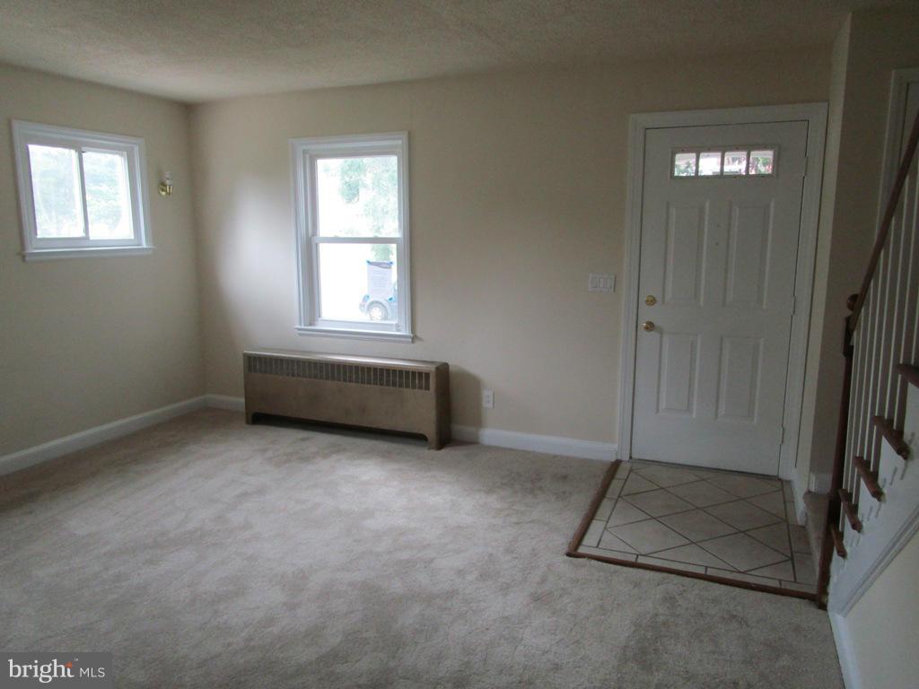 135 Cherrydell Road Catonsville, MD 21228 - Photo 4 of 11 Living Room