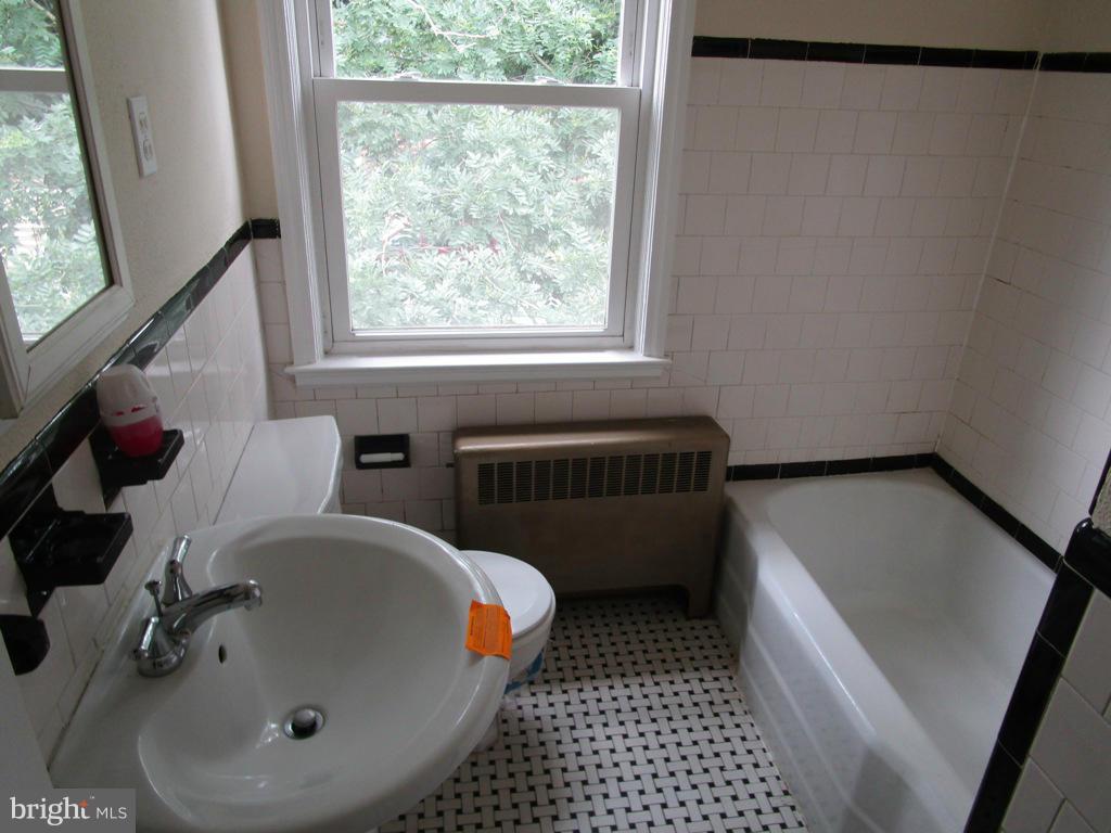 135 Cherrydell Road Catonsville, MD 21228 - Photo 6 of 11 Bath