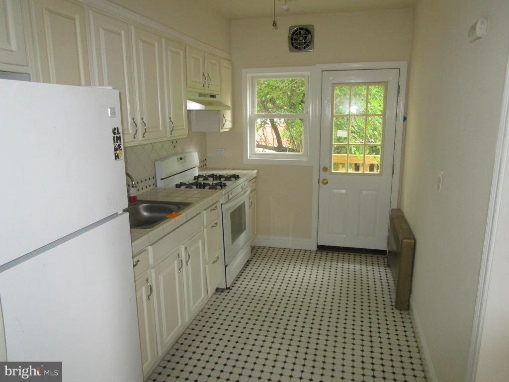 135 Cherrydell Road Catonsville, MD 21228 - Photo 7 of 11 Kitchen