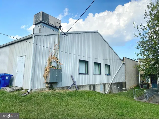 a view of a back yard of the house