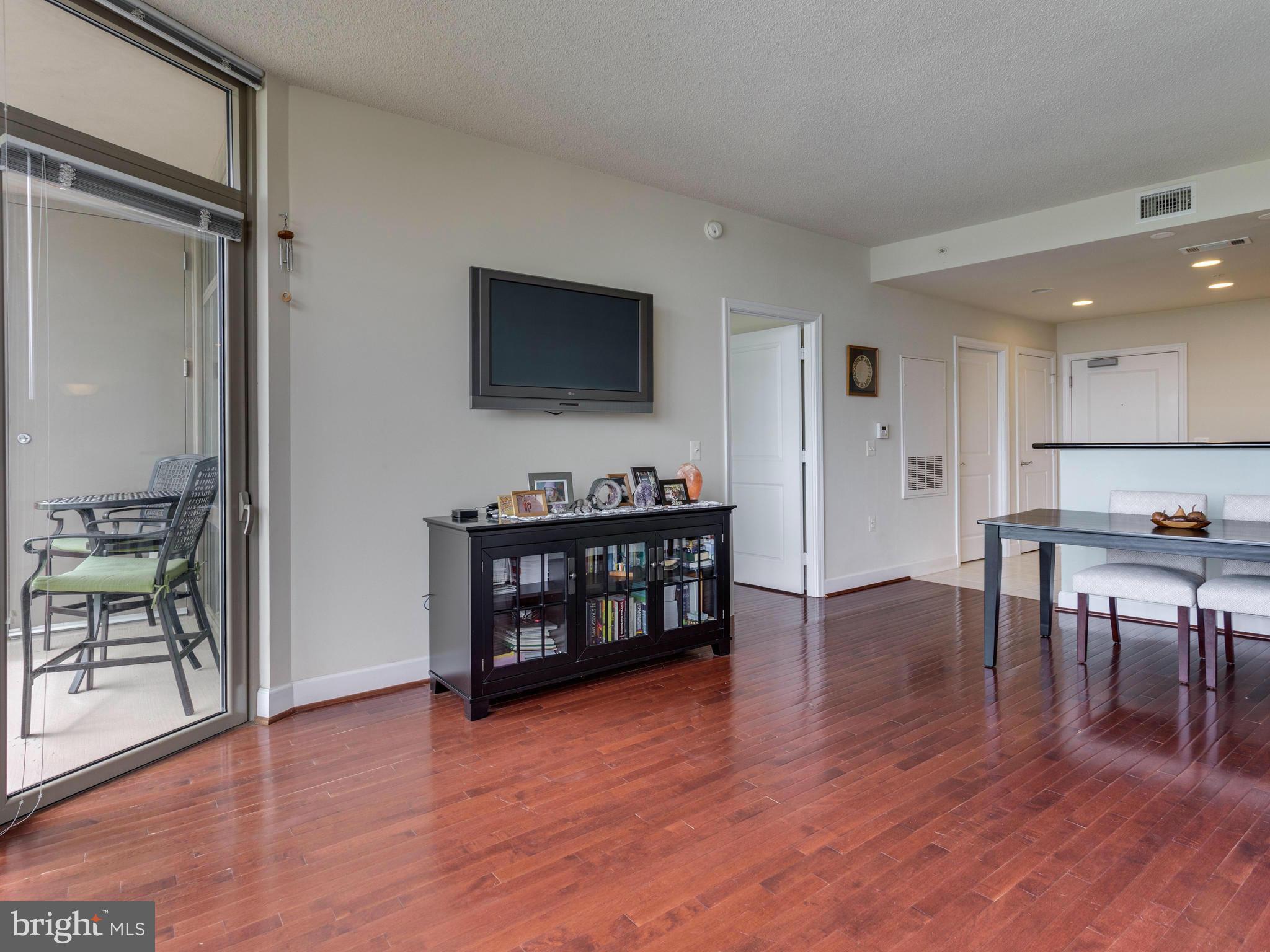 3650 South Glebe Road, Unit 570 Arlington, VA 22202 - Photo 13 of 30 Living Room