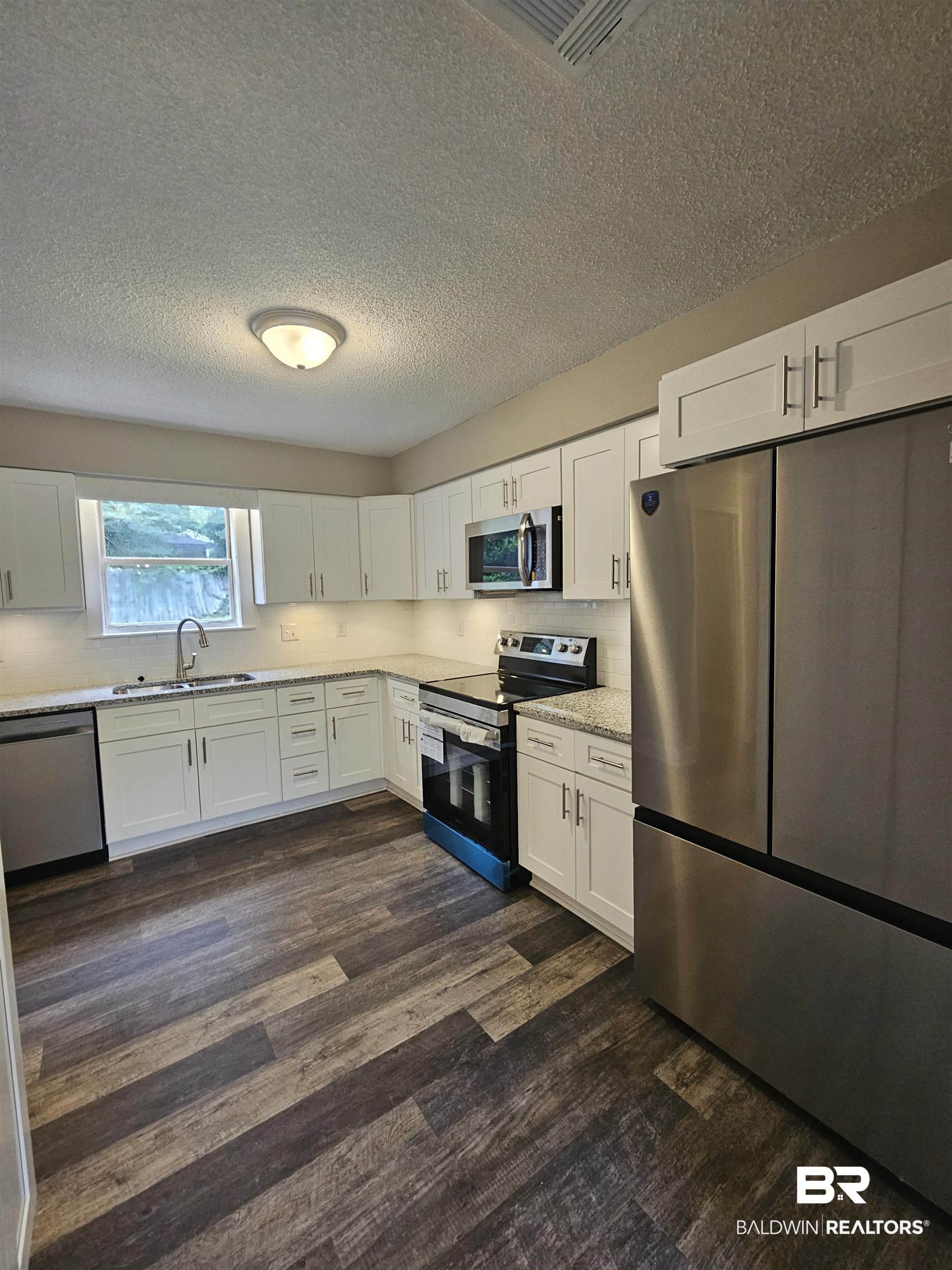 343 Ridgewood Drive Daphne, AL 36526 - Photo 3 of 26 Kitchen