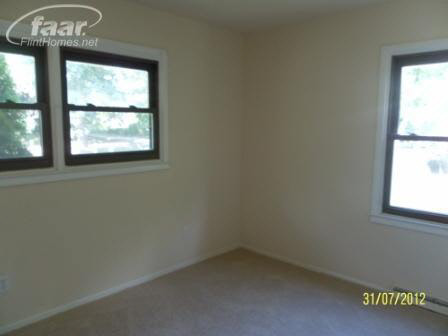 221 Rowe Road Milford, MI 48380 - Photo 7 of 8 20204708-6.JPG