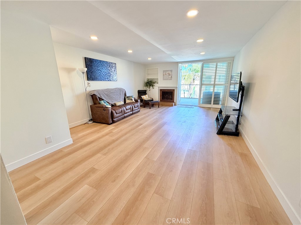 1 3rd Place, Unit 2 Long Beach, CA 90802 - Photo 22 of 70 Long and spacious Living Room