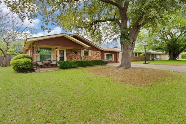 $299,000 | 1212 Lynnwood Drive, Cleburne, TX 76033