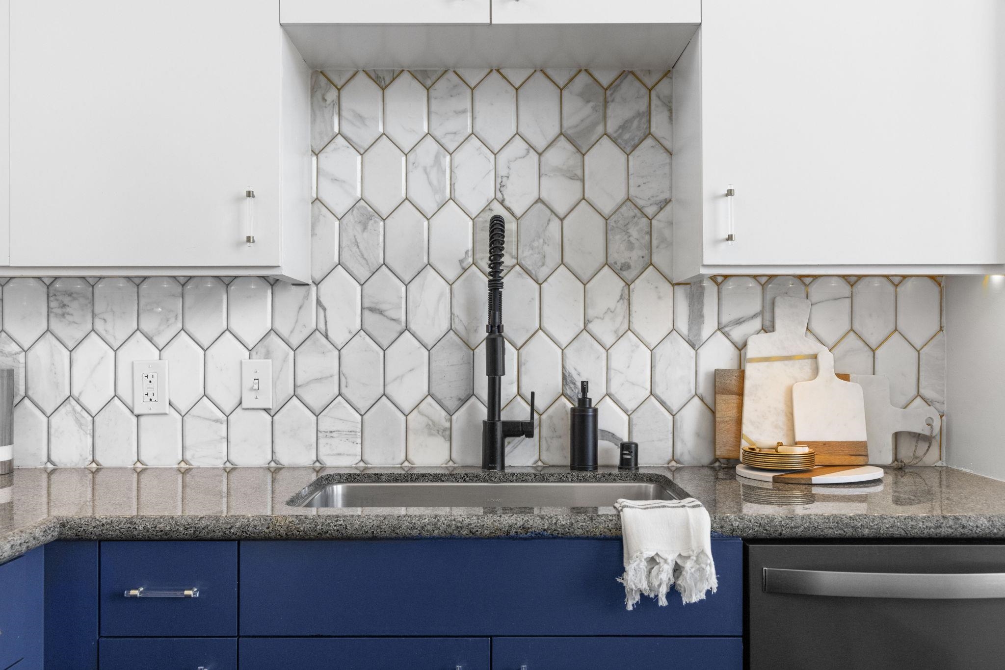 1007 41st Street, Unit 334 Oakland, CA 94608 - Photo 16 of 59 a view of a granite counter top