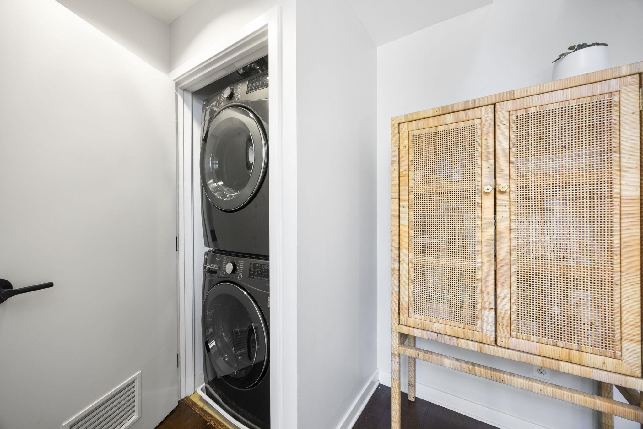 1007 41st Street, Unit 334 Oakland, CA 94608 - Photo 36 of 59 a utility room with dryer and washer