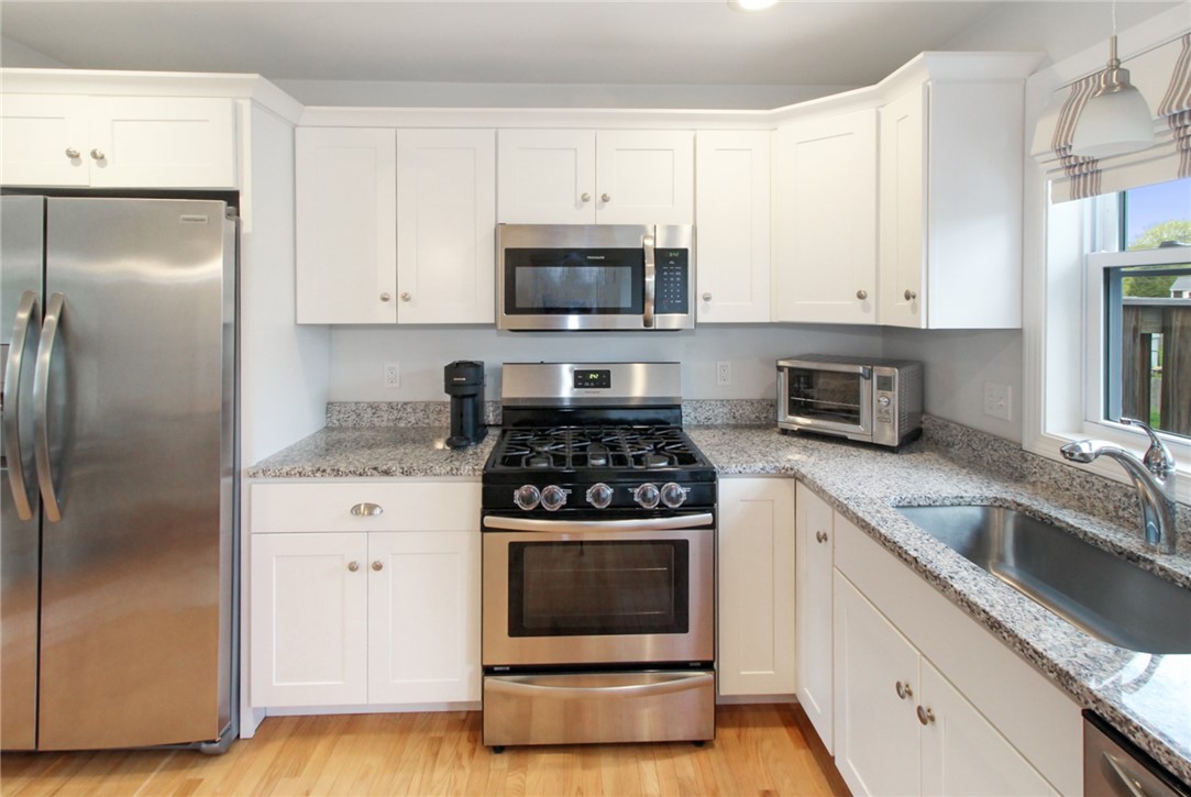 37 Mariner Way Middletown, RI 02842 - Photo 15 of 36