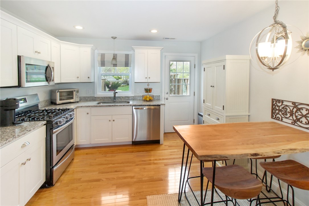 37 Mariner Way Middletown, RI 02842 - Photo 16 of 36