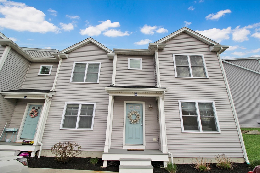 37 Mariner Way Middletown, RI 02842 - Photo 4 of 36 End unit on the right side