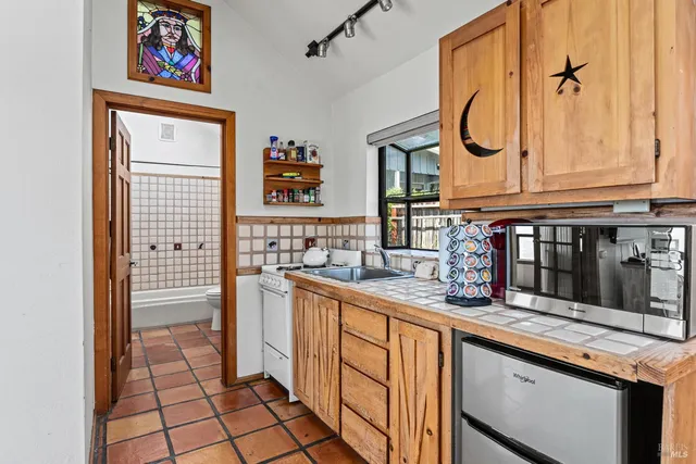 $1,450,000 | 33500 Highway 1, Gualala, CA 95445