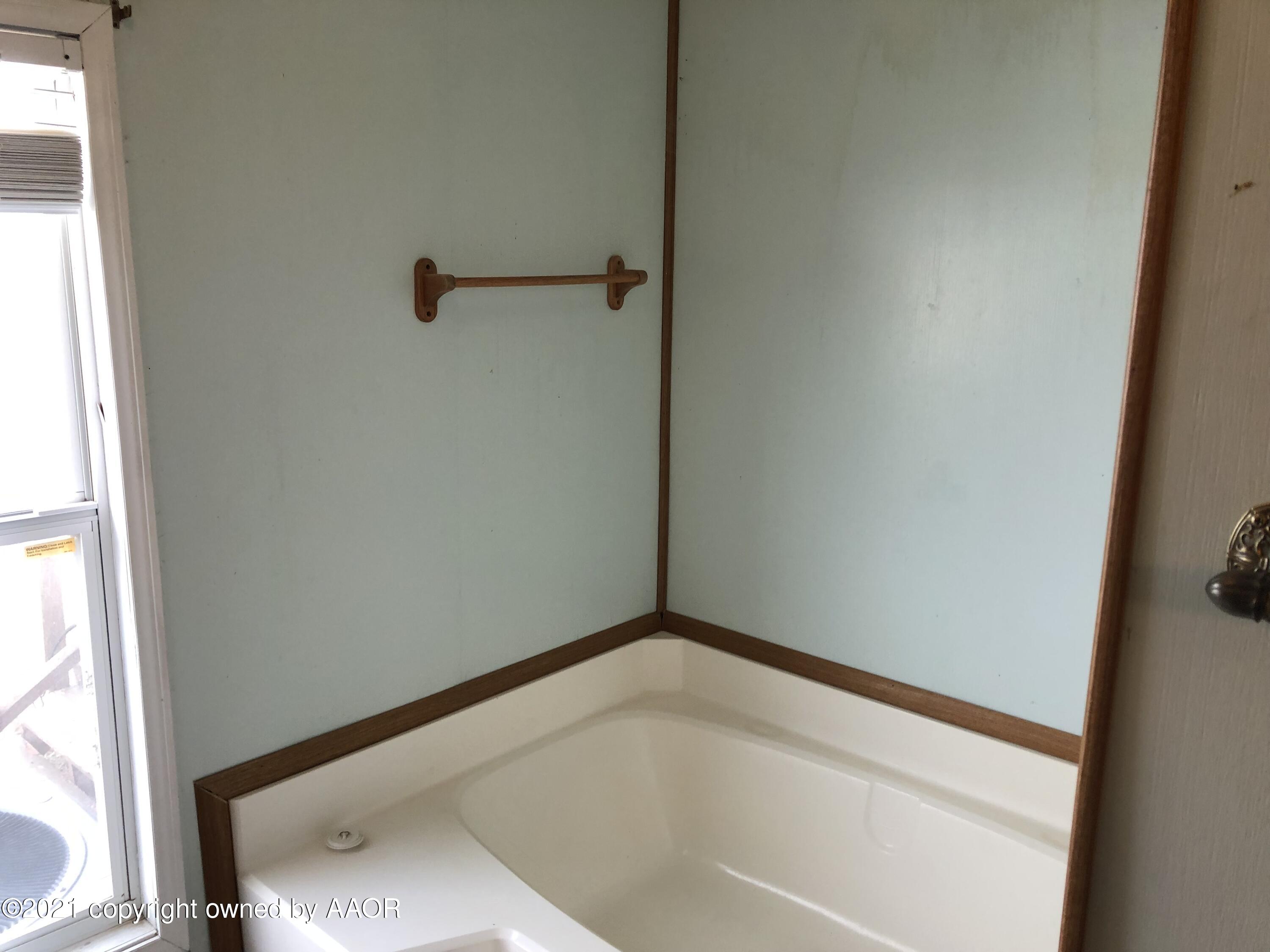 23095 Windmill Road Canyon, TX 79015 - Photo 22 of 47 master bath tub