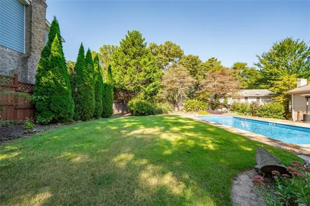 a view of yard with green space