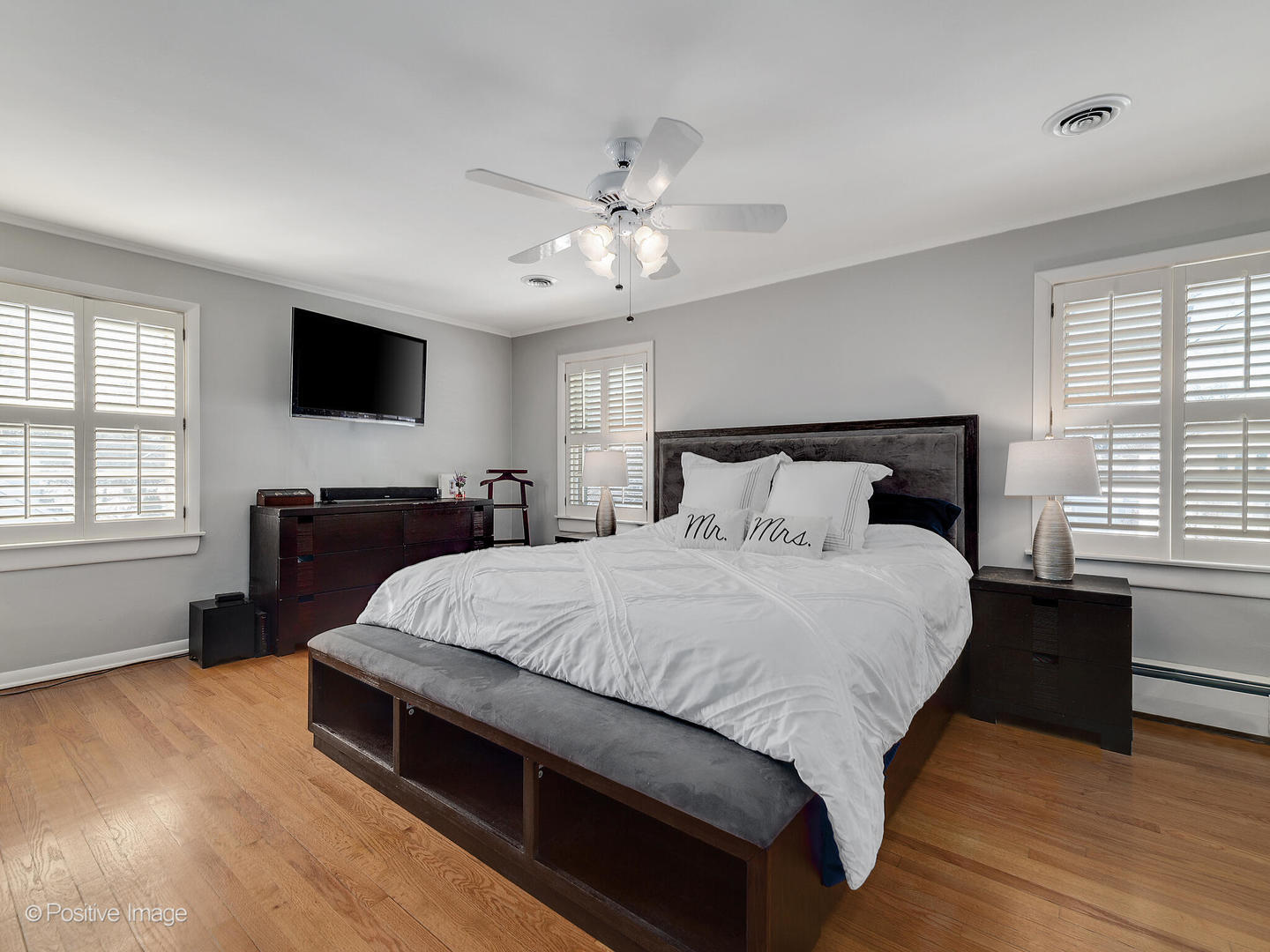 213 Woodside Road Riverside, IL 60546 - Photo 23 of 35 a bedroom with a large bed and a tv